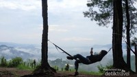 Asyiknya bisa santai sambil membaca buku juga di Bukit Pentulu Indah