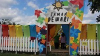 Pintu masuk taman dewari yang menarik dengan warna-warna cerah.