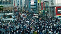 Puncaknya orang meleati persimpangan shibuya. Tidak hanya untuk menyeberang, tapi ada beberapa wisatawan yang bulak balik menyeberang hanya untuk foto/video selfie dengan rekan seperjalanan