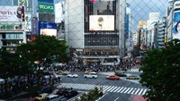 Meskipun ramai, tapi kendaraan dengan leluasa melewati jalan shibuya. Tanda ada rasa khawatir akan ada orang yang nyelonong melintasi rambu lalu lintas