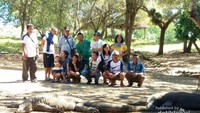 Berfoto dengan komodo