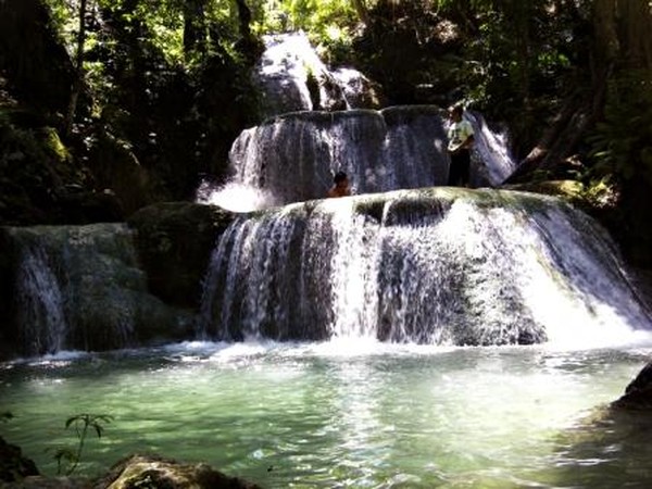 Perjalanan Asyik Menuju Air Terjun 7 Tingkat Oehala, NTT
