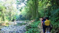Menyusuri sungai menuju Kampung Kanekes Dalam