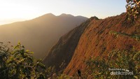 Jurang di antara Puncak Mega