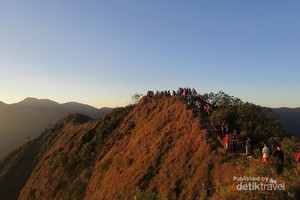 Perjalanan Menggapai Puncak Mega di Bandung