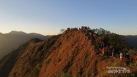 Puncak Mega dipenuhi pendaki saat sunrise