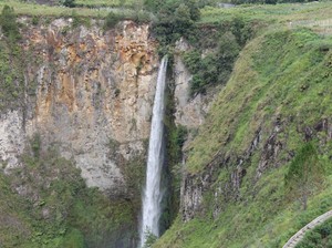 Perjalanan Menuju Air Terjun Sipiso-piso, Dahsyat!