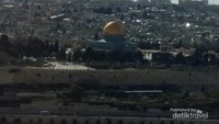 Haram Esh-Sharif atau kompleks Al Aqsha dilihat dari bukit zaitun