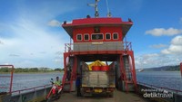 Kapal Penyeberangan dari Dermaga Wijaya Pura ke Dermaga Sodong, Pulau Nusakambangan
