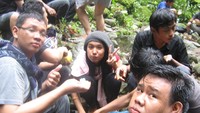 Begitu sampai kami makan siang terlebih dahulu