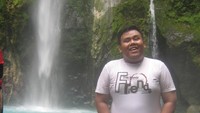 Saya dengan background air terjun dwi warna