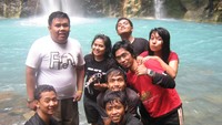 Saya dan teman-teman berpose dengan background air terjun dua warna