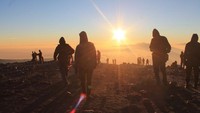 Puncak Mahameru sangatlah indah, kita bisa menikmati sunrise dengan pemandangan yang menakjubkan