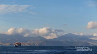 Indahnya laut biru dan langit yang cerah dalam perjalanan ke Pulau Rinca (credit photo Margaret)