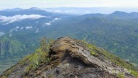 Pemandangan dari Puncak Inerie