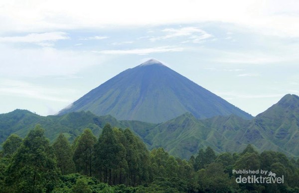 Gunung Ineri Perjuangan Mendaki Gunung Inerie, Piramida Alam di Flores