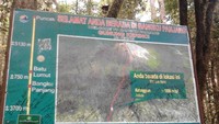 Papan informasi pos pendakian Kerinci yang menerangkan rute dan jarak para pendaki.