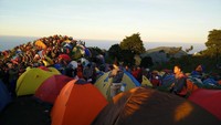 Perkampungan tenda di Puncak Prau