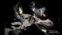 Kami terpaksa menyalakan api demi menghangatkan pasien yg hipotermia.
