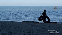 Aktivitas bermain Ban di Pinggir Pantai