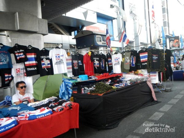 Banyak pilihan kaos bertema Bangkok Shutdown