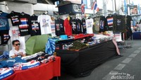 Banyak pilihan kaos bertema Bangkok Shutdown
