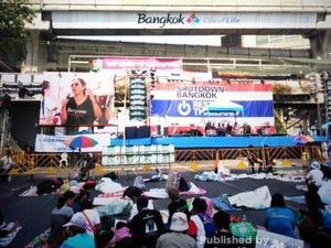 Perlengkapan Demo di Bangkok Jadi Suvenir!