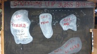 Papan iklan lucu dengan gambar pulau Gili Tralala