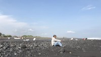 Sebagian karung plastik yang sudah berisi batu siap jual.