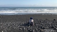 Keindahan pantai Bambang dengan batu-batu yang bertebaran.