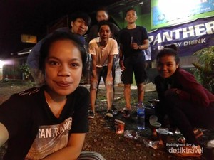 Perpaduan Keindahan Air Terjun dan Syahdunya Sunset Pantai di Sukabumi