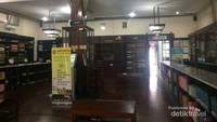 Ruang tengah untuk melihat koleksi dan lesehan