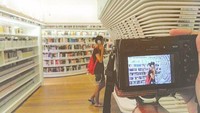 Ada koleksi CD yang bisa di dengar di tempat