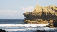 Pantai Pathok Gebang dikecamatan Tanggunggunung, selain menjadi kawasan potensial sebagai destinasi wisata, dalam lingkar geopark kawasan ini akan dijadikan pusat konservasi penyu (Foto: Akbar Dedy Pratama)