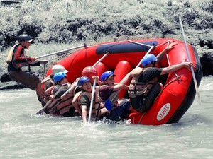 Pertama Kali Arung Jeram? Coba Jajal Sungai Elo