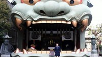 Namba Yasaka Shrine, enormous lion head gate