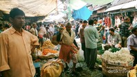 Riuhnya suasana Pasar Mullik Ghat, jangan sampai kesasar!