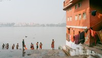 Aktivitas warga Kolkata di tepi sungai Hooghly