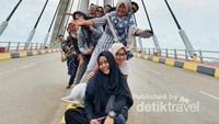 Saya berfoto di tengah-tengah jembatan balerang