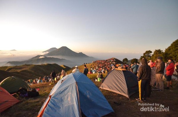 Para wisatawan di Gunung Prau, Jawa Tengah