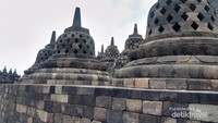 Ada banyak stupa di bagian atas candi