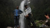 Di bawah Air Terjun Lembah Pelangi