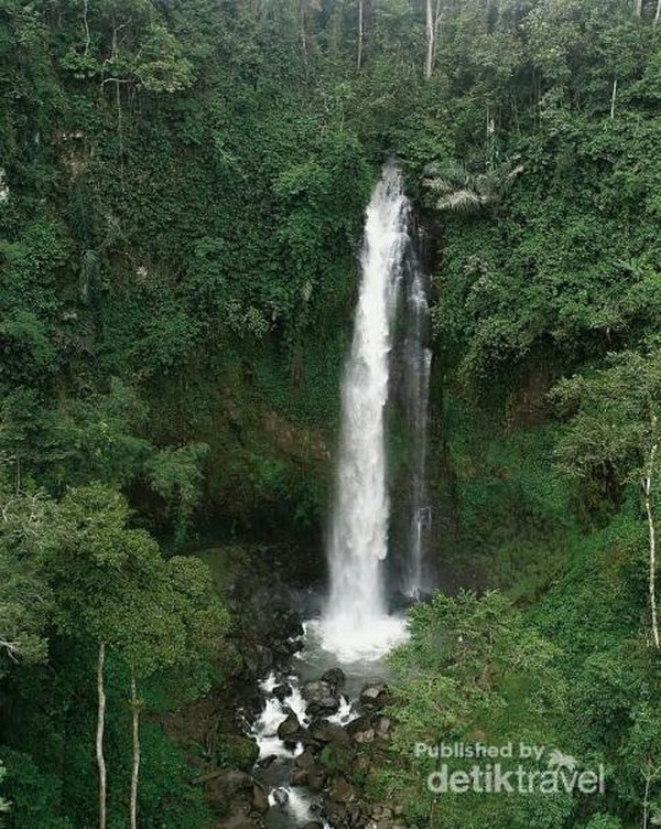 Pesona Air Terjun Lembah Pelangi di Lampung