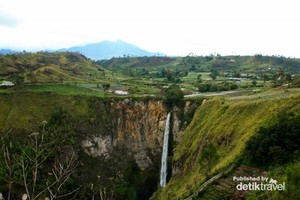 Pesona Air Terjun Sipiso-piso