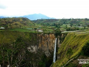Pesona Air Terjun Sipiso-piso