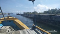 Kapal nelayan sederhana yang digunakan untuk menyeberang.