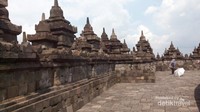 Bangunan stupa dari bebatuan yang seolah tak lekang oleh zaman.