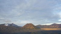 Pemandangan Gunung Bromo dari atas membuat kita terlihat sejajar dengannya.