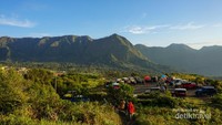 Hijaunya rumput yang dihiasi mobil hardtop dan tenda camping memberi kesan lebih berwarna.