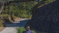 Selain melihat pemandangan Gunung Merapi dari dekat, bisa kita lihat aktivitas masyrakat setempat.